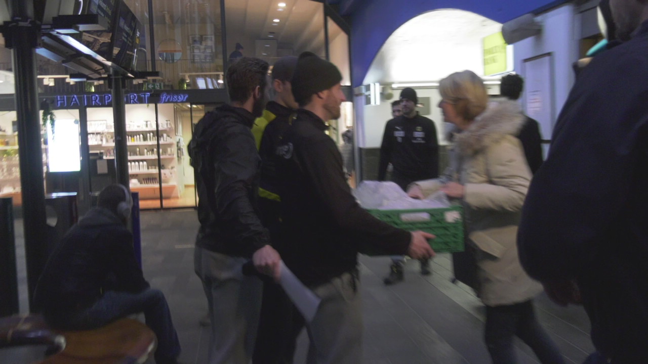 Deler ut bakevarer og billetter.mp4